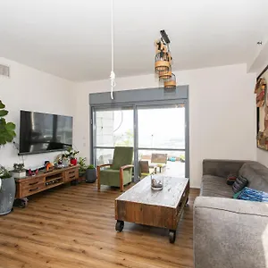 דירה Penthouse, Tirat Carmel